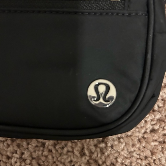 Lululemon Wanderlust Belt Bag O/S Black with zipper! - Picture 3 of 8